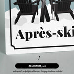 The image is a sign with the word "Apres-ski" written on it, featuring a pair of black chairs and ski equipment.