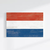 a piece of wood painted in the colors of the dutch flag