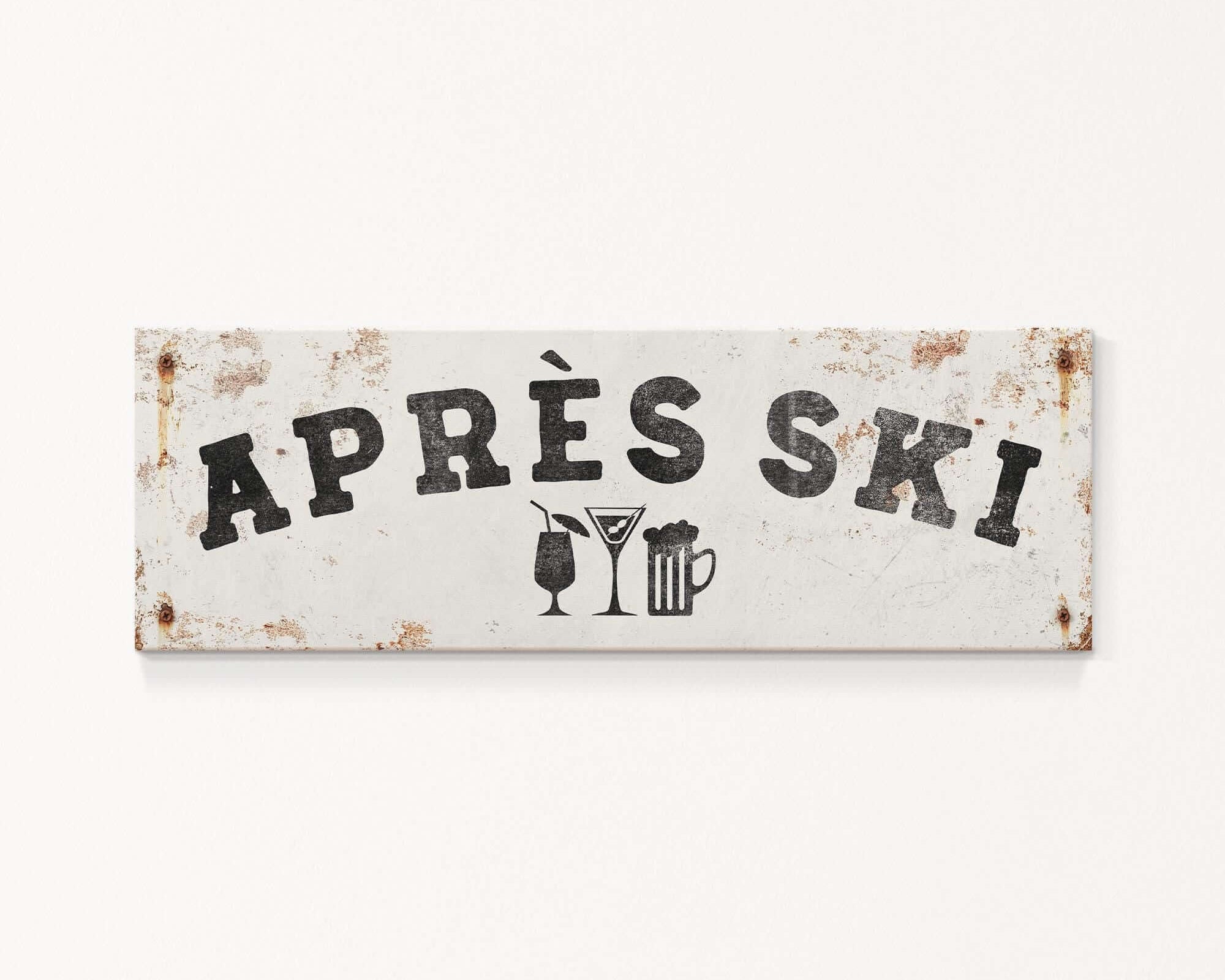 A weathered sign with the text "APRÈS SKI" and icons of a beer mug and a martini glass.