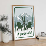 A framed poster with a mountain landscape and two green chairs, along with the text "Apres-skii" (Skiing) in the bottom right corner.